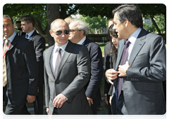 Prime Minister Vladimir Putin and the French Prime Minister Francois Fillon visiting the site of the future Russian spiritual and cultural centre in Paris|11 june, 2010|15:51