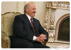 Belarusian President Alexander Lukashenko during a meeting with Prime Minister Vladimir Putin|11 june, 2010|23:18