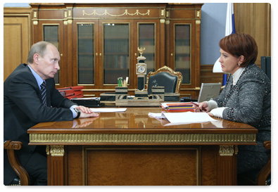 Prime Minister Vladimir Putin meets with Minister of Agriculture Yelena Skrynnik