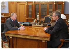 Prime Minister Vladimir Putin meeting with Rosagroleasing CEO Valery Nazarov|15 june, 2010|13:18