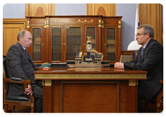 Prime Minister Vladimir Putin meeting with Rosagroleasing CEO Valery Nazarov|15 june, 2010|13:18