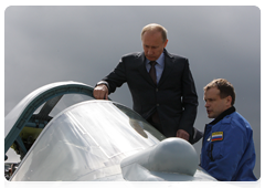 Following his short conversation with the test pilot, Vladimir Putin went up to the aircraft and climbed up into the cockpit|17 june, 2010|16:44