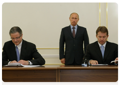 Rosneft President Sergei Bogdanchikov and Chevron Chairman and CEO John Watson signed two agreements in the presence of Prime Minister Vladimir Putin|17 june, 2010|18:06