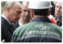 В.В.Путин посетил Ярославский моторный завод «Автодизель», где ознакомился с планами модернизации предприятия и условиями работы в различных цехах, а также пообщался с рабочими|18 июня, 2010|20:20