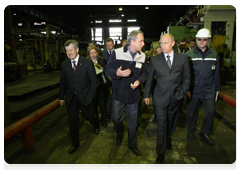 В.В.Путин посетил Ярославский моторный завод «Автодизель», где ознакомился с планами модернизации предприятия и условиями работы в различных цехах, а также пообщался с рабочими|18 июня, 2010|20:21