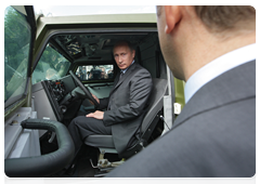 В.В.Путин посетил Ярославский моторный завод «Автодизель», где ознакомился с планами модернизации предприятия и условиями работы в различных цехах, а также пообщался с рабочими|18 июня, 2010|20:21