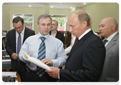 Prime Minister Vladimir Putin visiting the Moscow Cultural and Business Centre for Disabled People and familiarising himself with its work|19 june, 2010|19:17