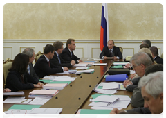 Prime Minister Vladimir Putin at the meeting to discuss the federal budget for 2011 and the planning period of 2012-2013|2 june, 2010|17:14