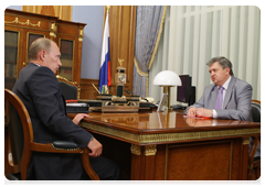 Prime Minister Vladimir Putin meeting with Alexander Surinov, the head of the Federal Service for State Statistics|22 june, 2010|12:21