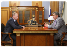 Prime Minister Vladimir Putin meeting with Alexander Surinov, the head of the Federal Service for State Statistics|22 june, 2010|12:21