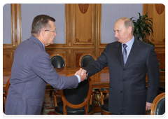 Prime Minister Vladimir Putin with First Deputy Prime Minister Viktor Zubkov|23 june, 2010|12:25