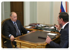 Prime Minister Vladimir Putin meeting with head of the Federal Agency for Forestry Alexei Savinov|23 june, 2010|15:59