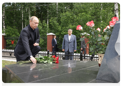 Prime Minister Vladimir Putin laying wreath at mine rescuers memorial|24 june, 2010|12:30