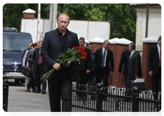 Prime Minister Vladimir Putin laying wreath at mine rescuers memorial|24 june, 2010|12:30