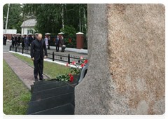 Prime Minister Vladimir Putin laying wreath at mine rescuers memorial|24 june, 2010|12:30