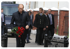 Prime Minister Vladimir Putin laying wreath at mine rescuers memorial|24 june, 2010|14:52