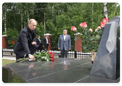 Prime Minister Vladimir Putin laying wreath at mine rescuers memorial|24 june, 2010|14:52