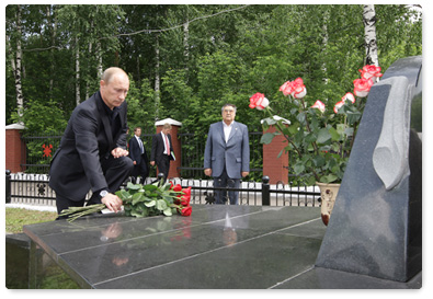 Prime Minister Vladimir Putin pays tribute to lost mine rescuers