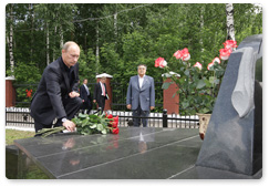 Prime Minister Vladimir Putin pays tribute to lost mine rescuers