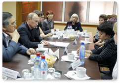 Vladimir Putin meets with the families of miners and rescue workers who were killed in the Novokuznetsk mine blasts