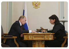 Prime Minister Vladimir Putin at a meeting with head of the Federal Agency for Water Resources Marina Seliverstova|25 june, 2010|17:11