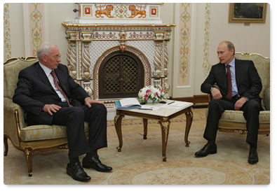 Prime Minister Vladimir Putin meets with Ukrainian Prime Minister Mykola Azarov