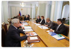 Prime Minister Vladimir Putin chairs a meeting on federal budget spending on agriculture for 2011-2013