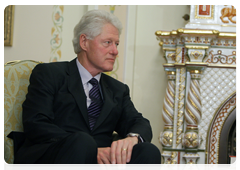 Former U.S. President Bill Clinton at a meeting with Russian Prime Minister Vladimir Putin|29 june, 2010|21:10