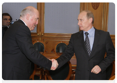 Prime Minister Vladimir Putin meets with Irkutsk Region Governor Dmitry Mezentsev|3 june, 2010|20:49