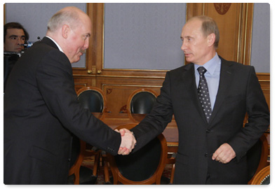 Prime Minister Vladimir Putin meets with Irkutsk Region Governor Dmitry Mezentsev