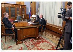 Prime Minister Vladimir Putin meets with Irkutsk Region Governor Dmitry Mezentsev|3 june, 2010|20:50