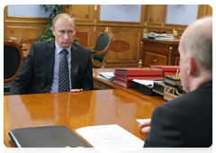 Prime Minister Vladimir Putin meets with Irkutsk Region Governor Dmitry Mezentsev|3 june, 2010|22:11