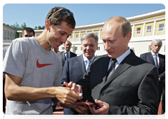 At the athletes’ request, Vladimir Putin autographed several Meteor pennants|30 june, 2010|18:26