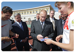 At the athletes’ request, Vladimir Putin autographed several Meteor pennants|30 june, 2010|18:27