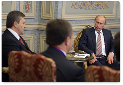 Prime Minister Vladimir Putin meets with Ukrainian President Viktor Yanukovych in Istanbul