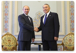 Prime Minister Vladimir Putin meets with Kazakh President Nursultan Nazarbayev in Istanbul
