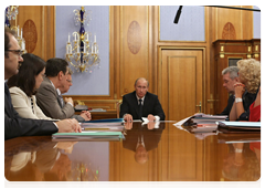 Prime Minister Vladimir Putin at a meeting on federal budget expenditures on healthcare, social and demographic policy for the period 2011-2013|9 june, 2010|19:11