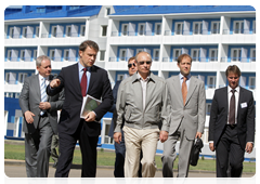 Vladimir Putin visiting Kotelnikovo after touring the Gremyachin potassium salt deposits|15 july, 2010|20:57