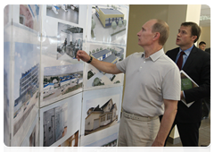 Vladimir Putin visiting Kotelnikovo after touring the Gremyachin potassium salt deposits|15 july, 2010|20:58