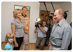 Vladimir Putin speaking to a family in one of the new low-rise residential development in Kotelnikovo after visiting the Gremyachin potassium salt deposits|15 july, 2010|20:58