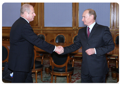 Prime Minister Vladimir Putin meeting with Grigory Elkin, head of the Federal Agency for Technical Regulation and Metrology|16 july, 2010|11:53