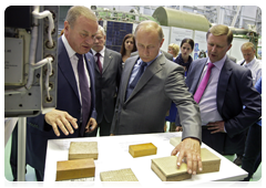 Prime Minister Vladimir Putin inspecting a test and control station at the Energia Rocket and Space Corporation|19 july, 2010|16:34