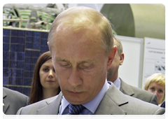 Prime Minister Vladimir Putin inspecting a test and control station at the Energia Rocket and Space Corporation|19 july, 2010|16:34