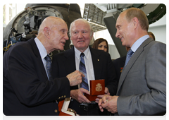 Prime Minister Vladimir Putin speaking with participants of the historic Apollo-Soyuz Test Project|19 july, 2010|16:58