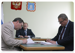 Prime Minister Vladimir Putin meeting with Tambov Region Governor Oleg Betin and Konstantin Tsitsin, director general of the Housing and Utilities Reform Fund|2 july, 2010|19:17