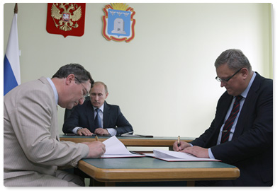 Prime Minister Vladimir Putin meets with Tambov Region Governor Oleg Betin and Konstantin Tsitsin, director general of the Housing and Utilities Reform Fund