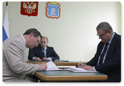 Prime Minister Vladimir Putin meets with Tambov Region Governor Oleg Betin and Konstantin Tsitsin, director general of the Housing and Utilities Reform Fund