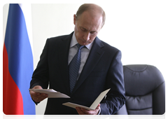 Prime Minister Vladimir Putin meeting with Tambov Region Governor Oleg Betin and Konstantin Tsitsin, director general of the Housing and Utilities Reform Fund|2 july, 2010|19:17