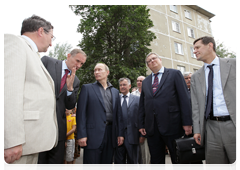 Prime Minister Vladimir Putin touring the construction site of the Solnenchny housing complex in the village of Pushkari, Tambov Region|2 july, 2010|19:33