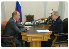 Prime Minister Vladimir Putin at a meeting with Regional Development Minister Viktor Basargin|22 july, 2010|13:20